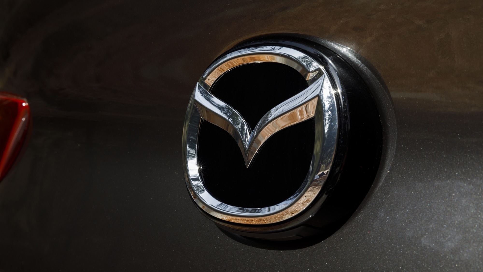 Мазда логотип. Старый значок мазды. Mazda 3 логотип. Размер шильдика Мазда. Значок мазда сх 5